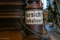 Schild "Vorsicht! Gebohnert!"